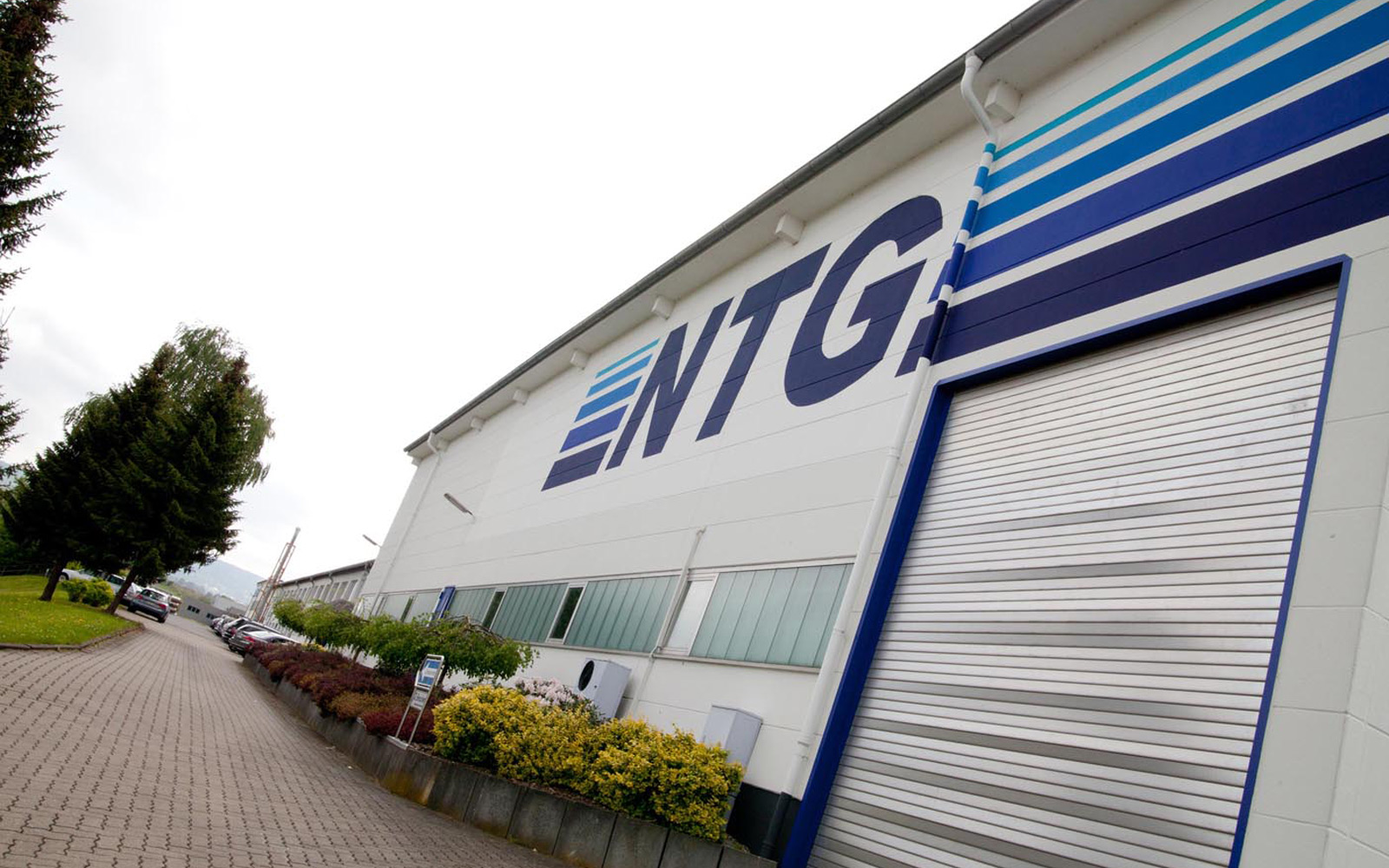 NTG Firmengebäude in Gelnhausen mit großem Logo an der Fassade