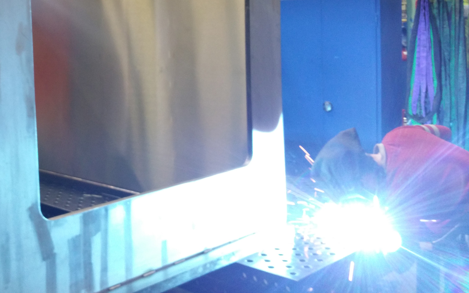 Schweißarbeiten an einem Metallbauteil in der Fertigung