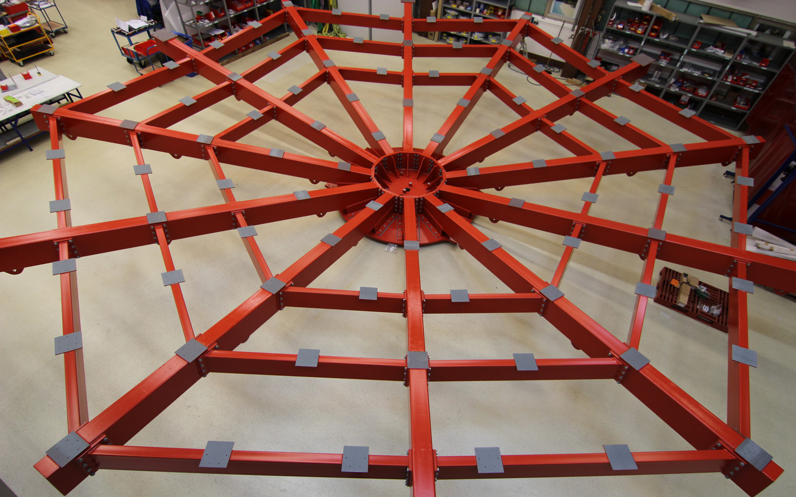 Große radial aufgebaute Metallstruktur in einer Werkhalle